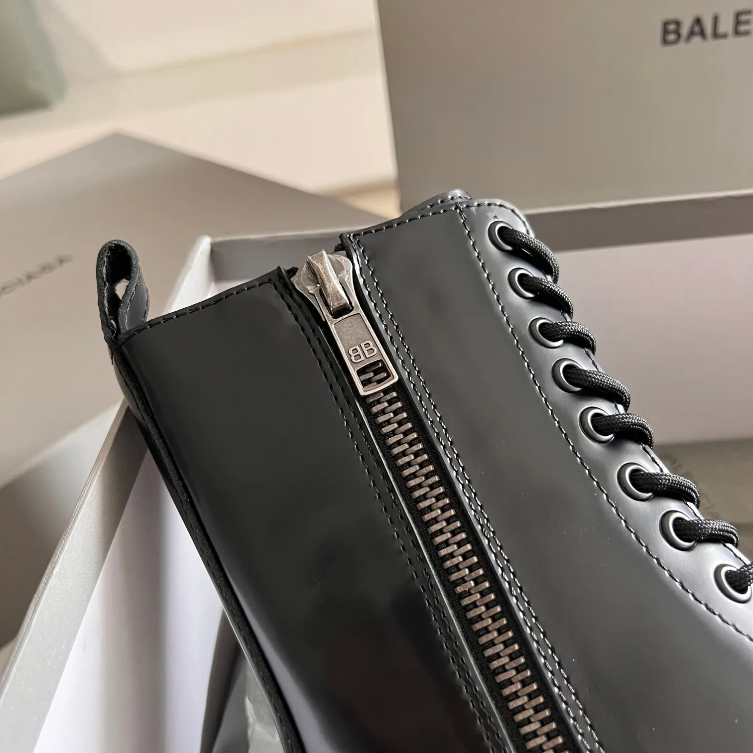 👟👟Ex-factory price p720👟👟 Women's shoes Women's clothing Women's shoes Women's clothing BALENCIAGA# Balenciaga's new big-headed derby shoes TRACTOR big-headed derby shoes loafers👞 Original medium-gloss open-edge beaded cowhide. Restrained and stylish. Matched with the brand logo on the shoe cover. The rhythm of closing your eyes. The lining and foot pads are made of black silk cowhide. The texture is soft and delicate. The gear-type rubber outsole is increased by 5cm. Size: 35-40 (customized in size 40, non-refundable)